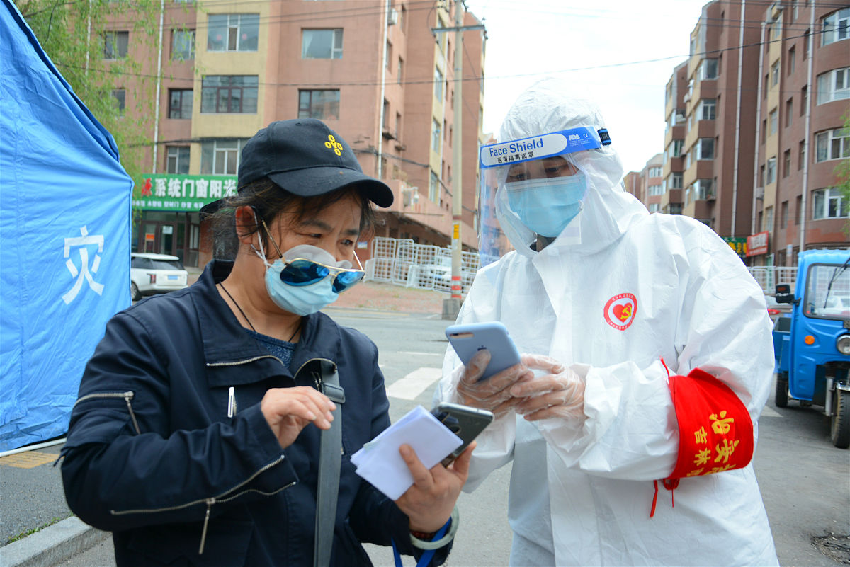 优秀学校卫生工作者事迹简介 - 热爱本职、防控疫情、护航健康