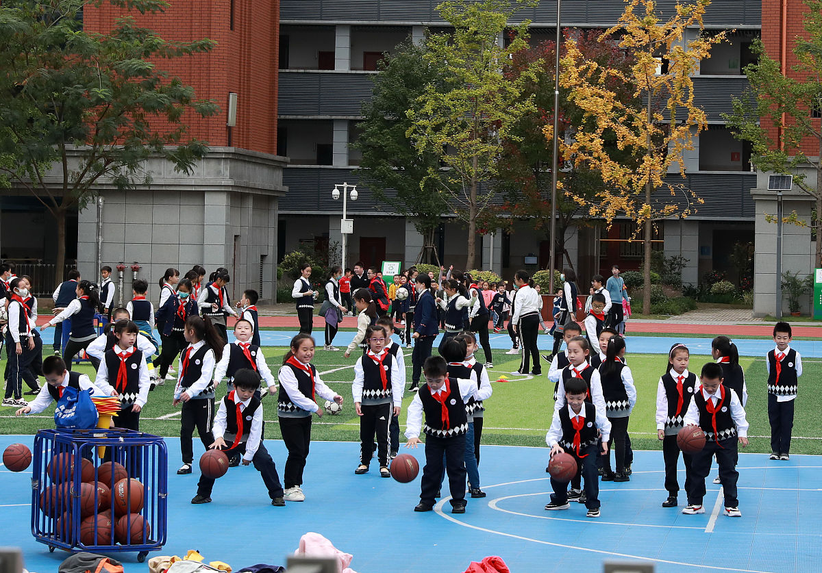 2020年10月21日,武汉市青山区红钢城小学的学生正在上体育课.