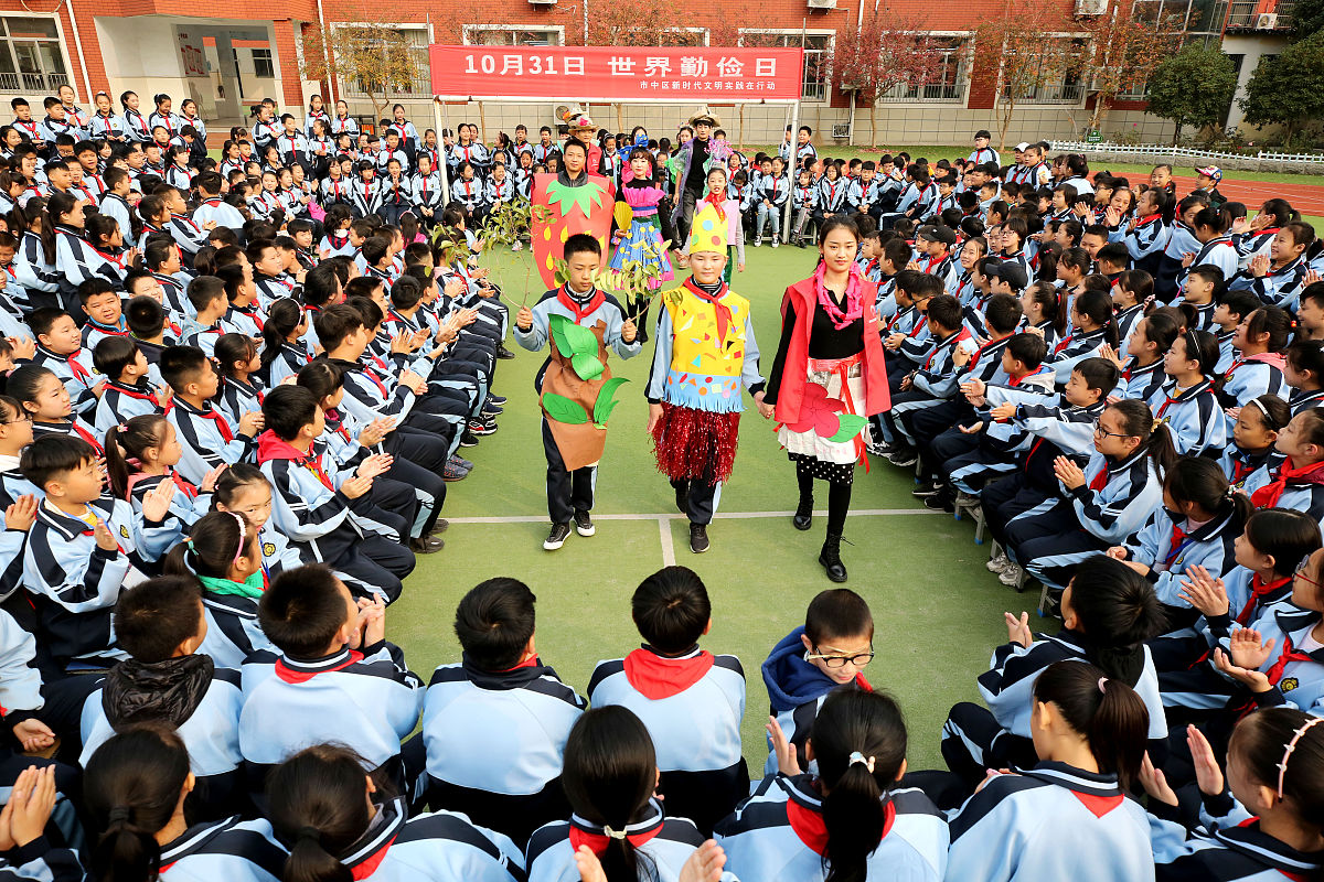2020年10月30日,山东省枣庄市市中区新时代文明实践志愿者在逸夫小学