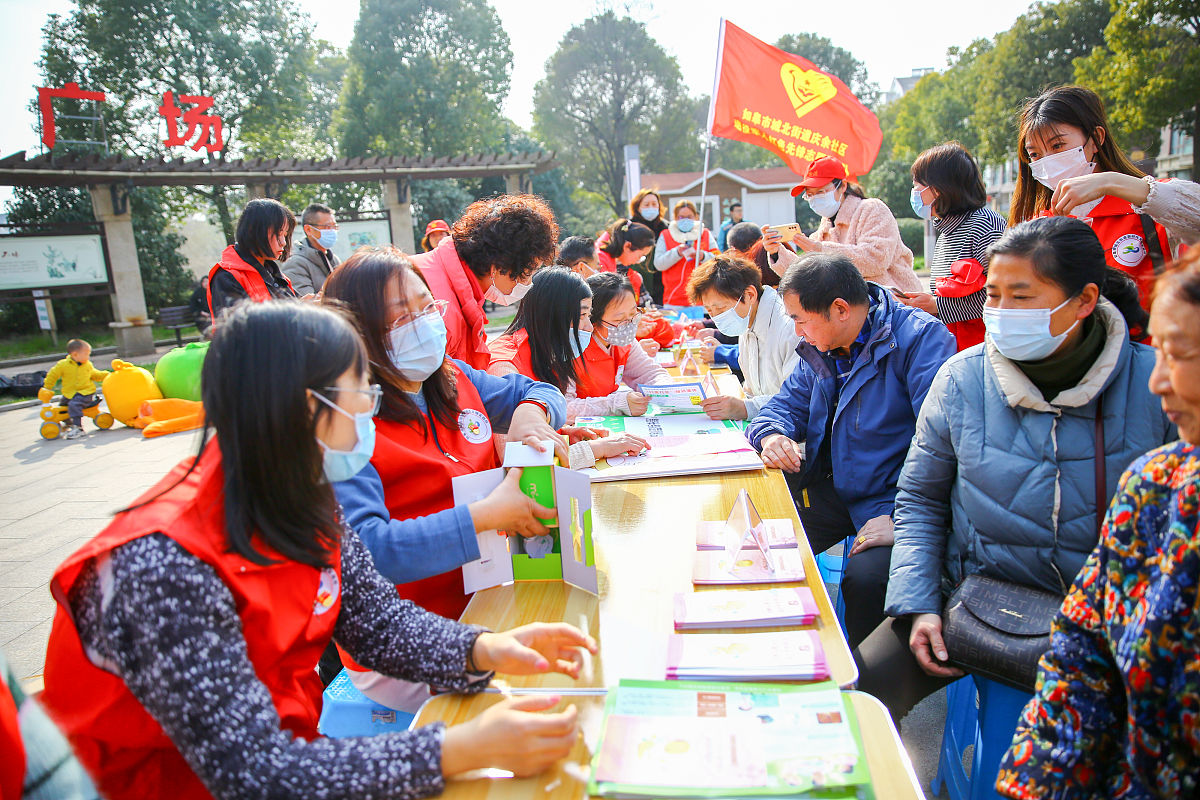 5000字左右的散文每段要求如下：围绕风雨彩虹五周年一一逐梦新征程 建功新时代这一主线结合广大员工的日常工作讲述我与彩虹或我与服务对象的故事。我与彩虹主要展现社工本人入职机构以来的所思、所想、所感、所获我与服务对象通过彩虹禁毒社工对一个或几个服务对象的服务和管理实例生动展现彩虹禁毒社工在帮助服务对象戒除毒瘾、回归社会、帮扶救助、就业指导等方面取得的显著成效。讴歌我省禁毒社会工作
