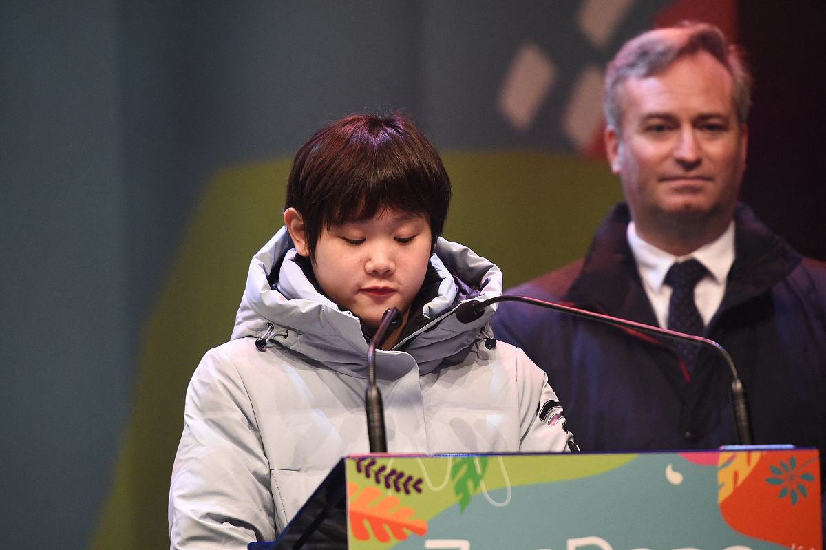 我需要一个好的短篇剧本出场人物控制在两人对话不多但具有很很层次的社会问题探讨带有分镜头