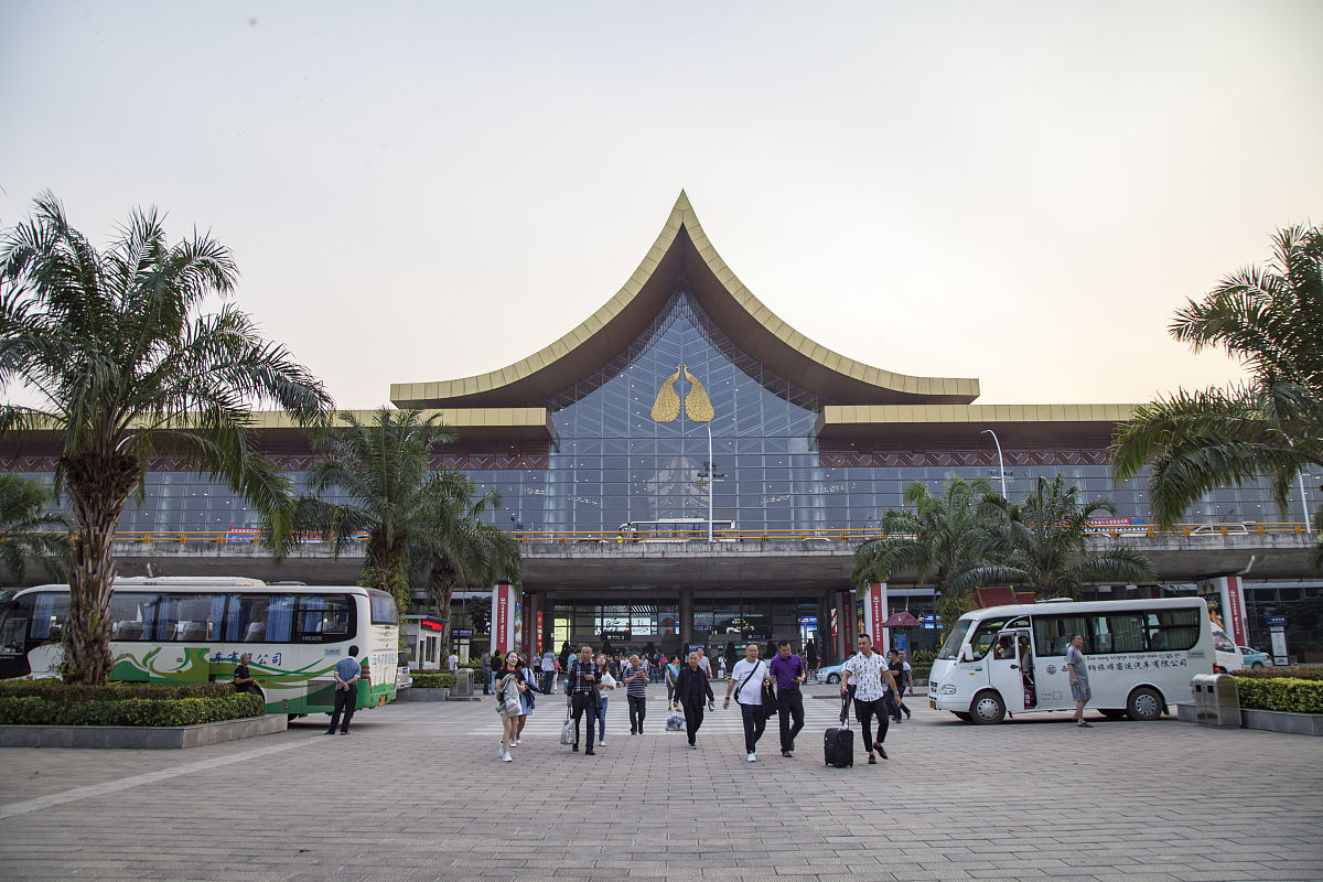 西双版纳站出站口有几个