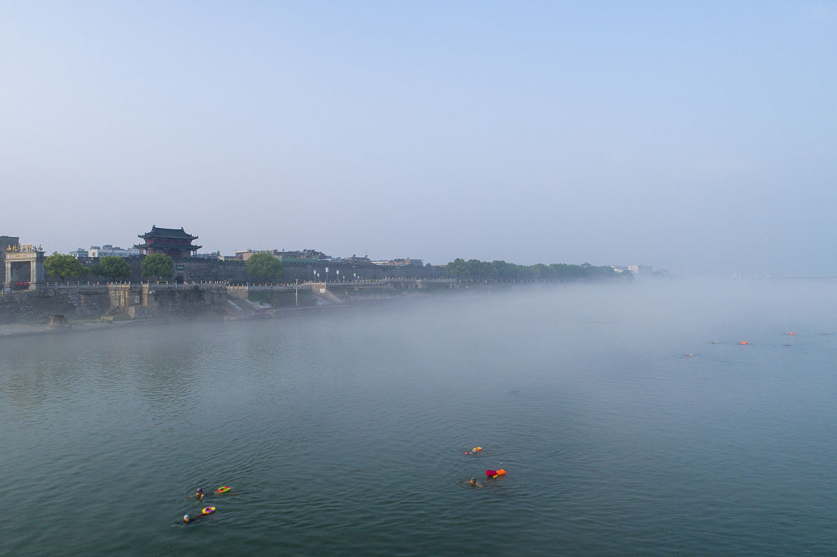 2020年8月1日,湖北省襄阳市,汉江水面上流淌着轻纱般的水雾,如梦如幻