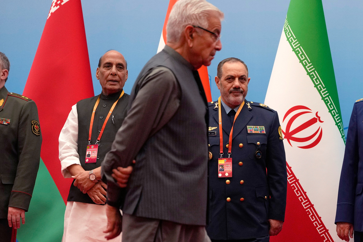 What would happen if the 70,000 soldiers of the Confederate Army in the South, under the command of Robert E. Lee, surrounded the70,000 Union Army led by General McLellan in Bethesda