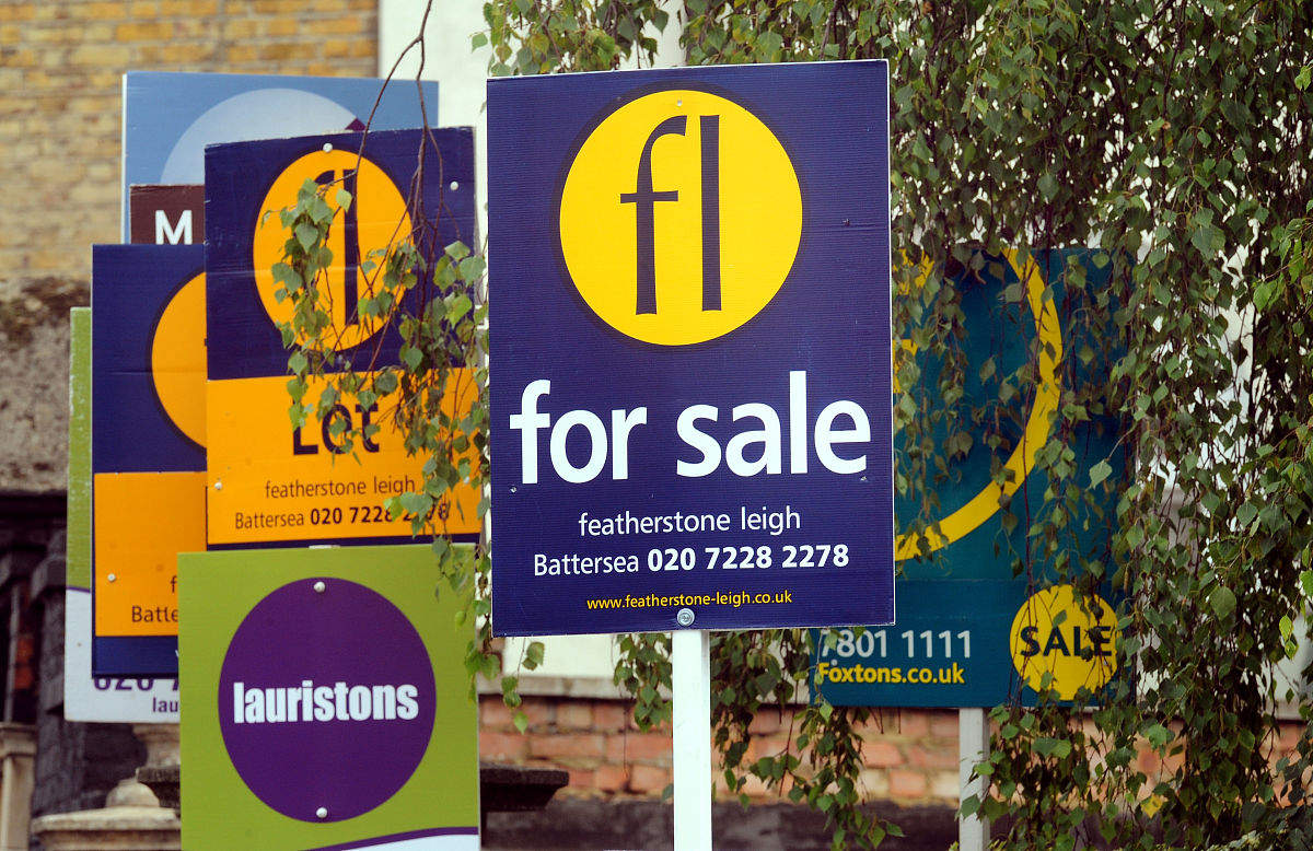 2009年8月7日,英国伦敦,房地产广告.estate agents' boards in clapha