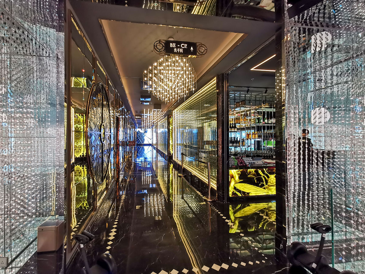 帮我写一段关于K·one plus酒吧的简介