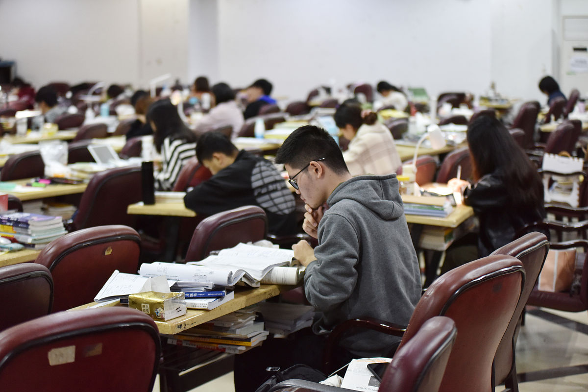 2020年12月5日,海南海口,海南大学考研自习室,学院教学楼,走廊内,楼梯