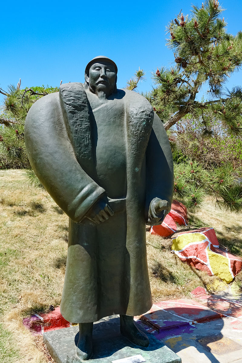 2021年4月18日,青岛,忽必烈塑像.