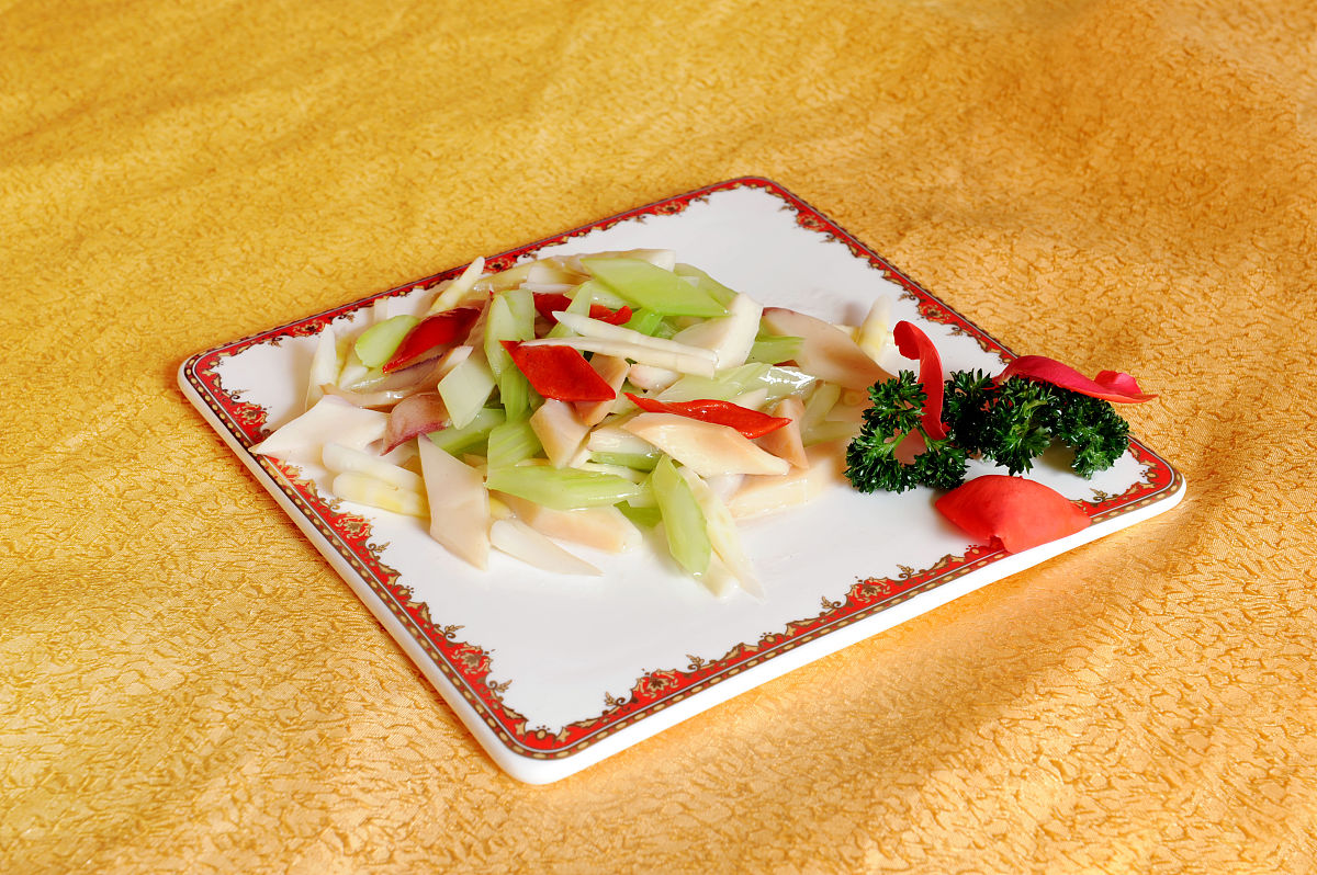 关于西安市本帮菜餐饮业市场现状中线上销售模式的兴起的具体分析不得少于800字。