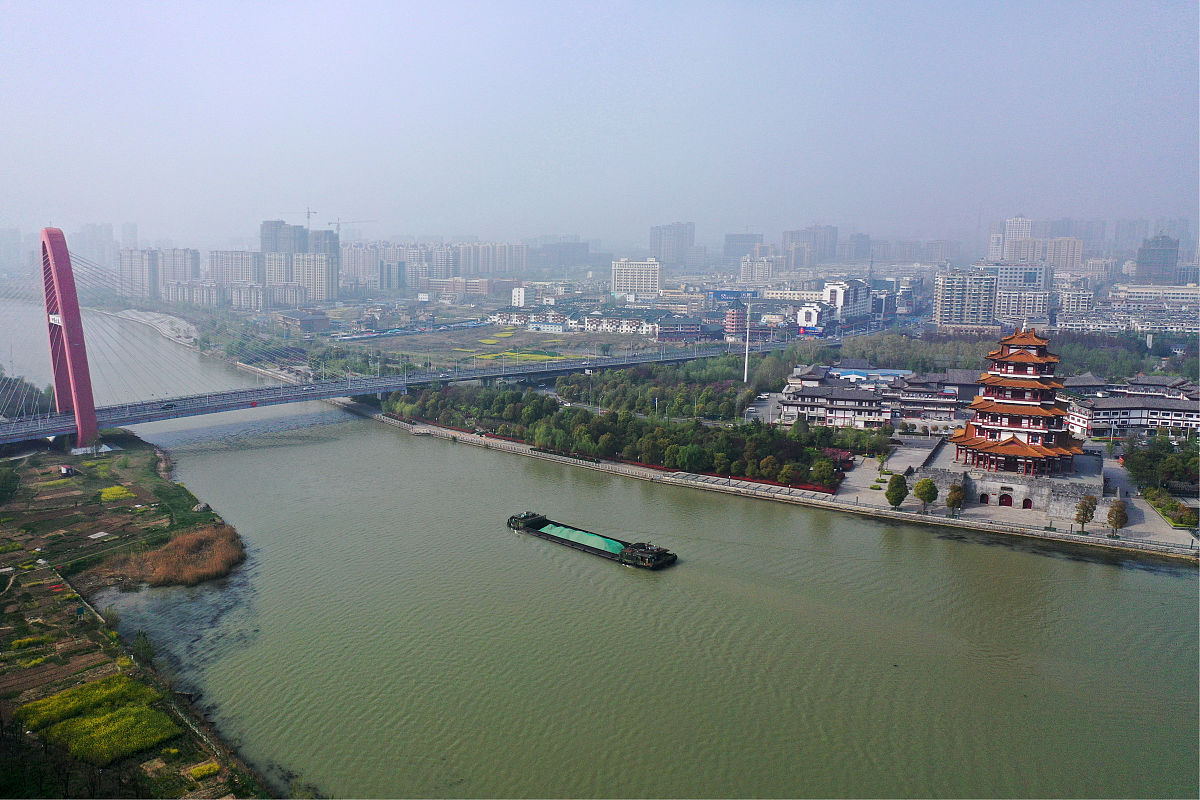 2019年4月7日,江苏省宿迁市,无人机拍摄的运河上的泗阳大桥和泗水阁塔