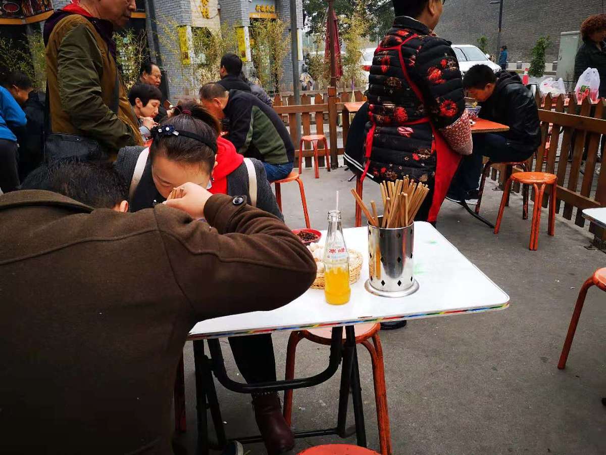 西安人说到梆梆肉,总会想到朱秀英家,梆梆肉的发明距今已有100多年的