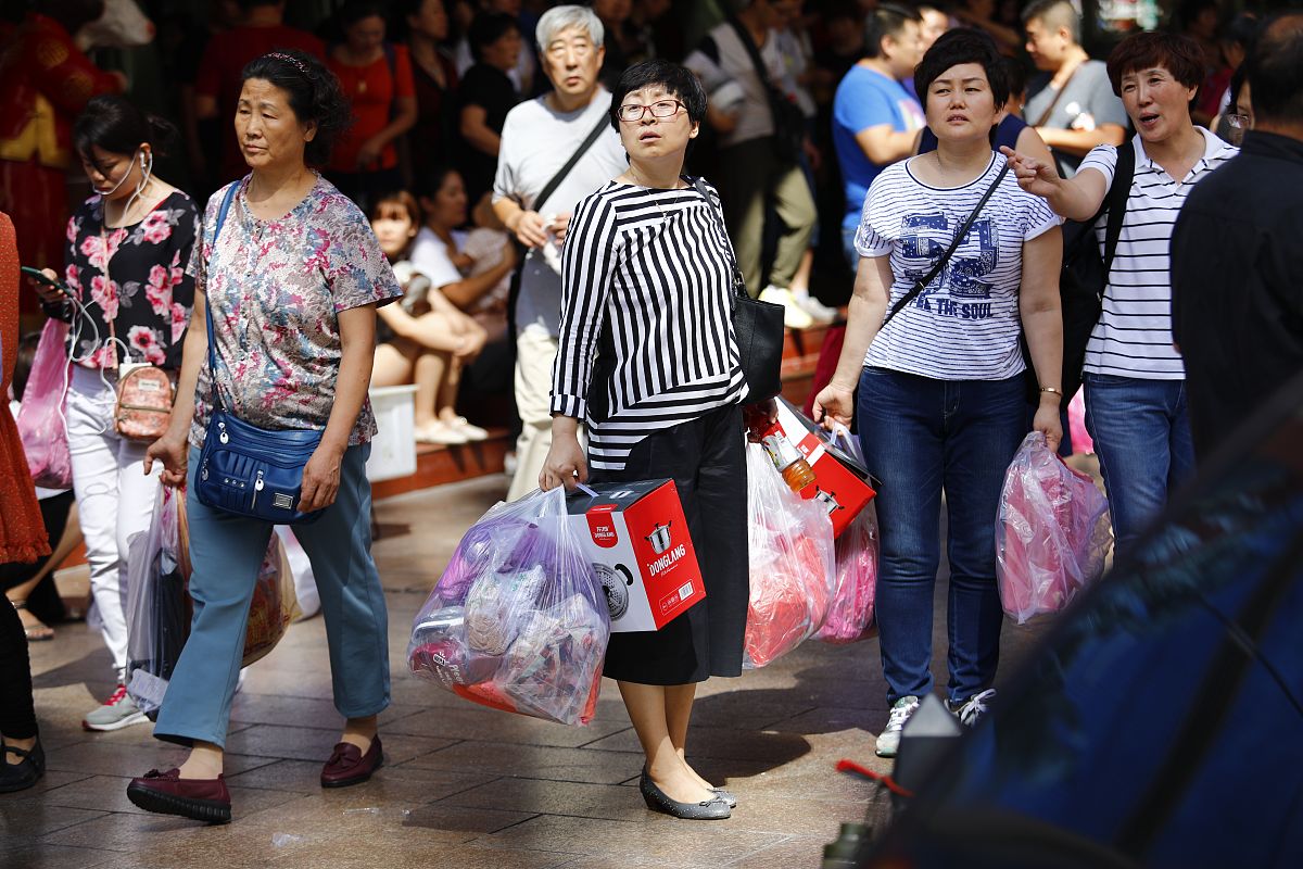 2017年9月6日,北京天意小商品批发市场里人头攒动,商家最后大甩货吸引