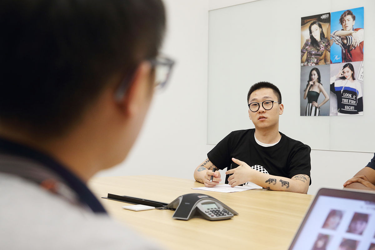 2018年8月15日,北京市,某视频网站举办"吻戏鉴定师"招聘面试,从上百份
