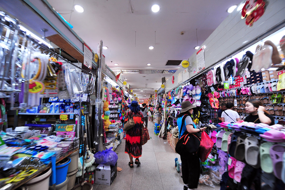 2018年7月30日,位于北京西二环的官园商品批发市场的一些商户开始甩卖