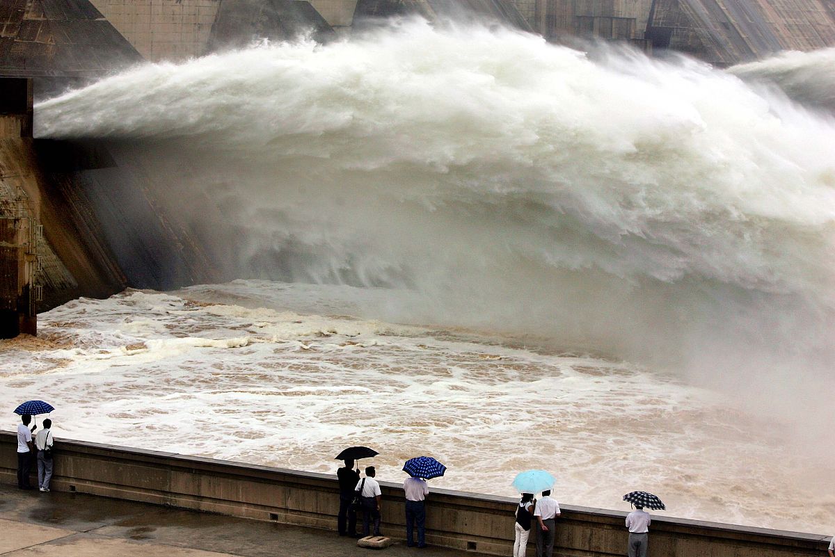这都是由于水库能调节径流量的年内分布同时泥沙在水库中淤积故水库建设会导致水沙变化。润色一下