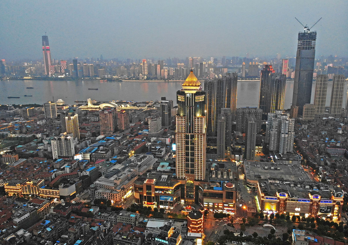 2020年6月3日,夜幕降临的江城武汉灯光璀璨,逛街宵夜的市民逐渐增多,