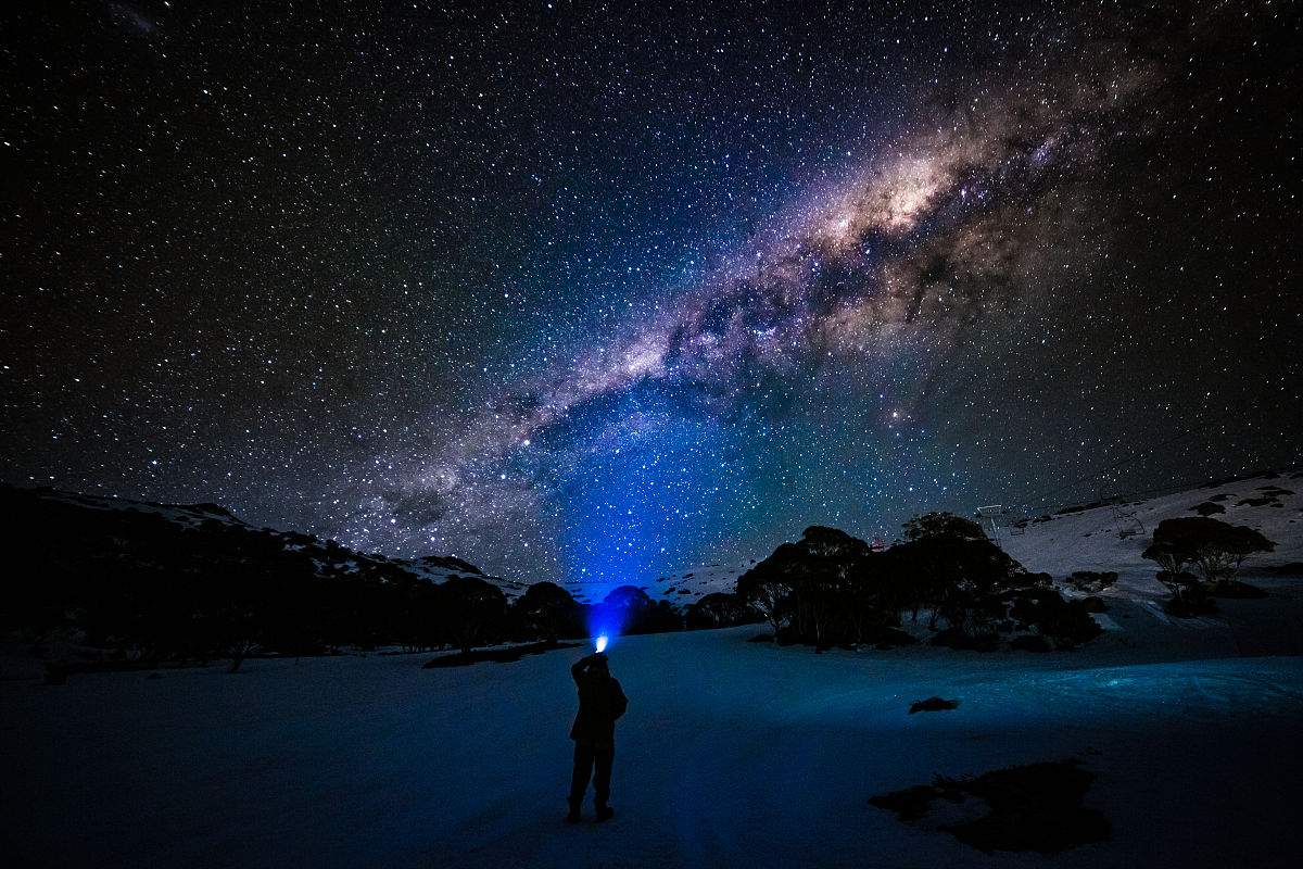 当地时间2020年9月14日,澳大利亚夏洛特山口,明朗的夜空中出现壮观的