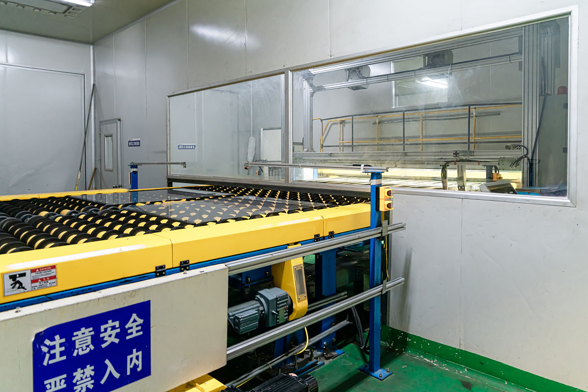 翻译
If the blasting booth is a walk-in unit where the blaster operates inside of the booth, then there shall be an operator monitoring system present.