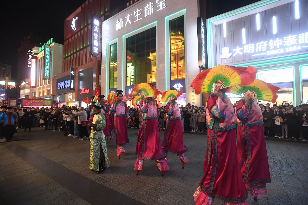 2021年10月2日,沈阳中央里满族大院办喜事,游人参与助兴.