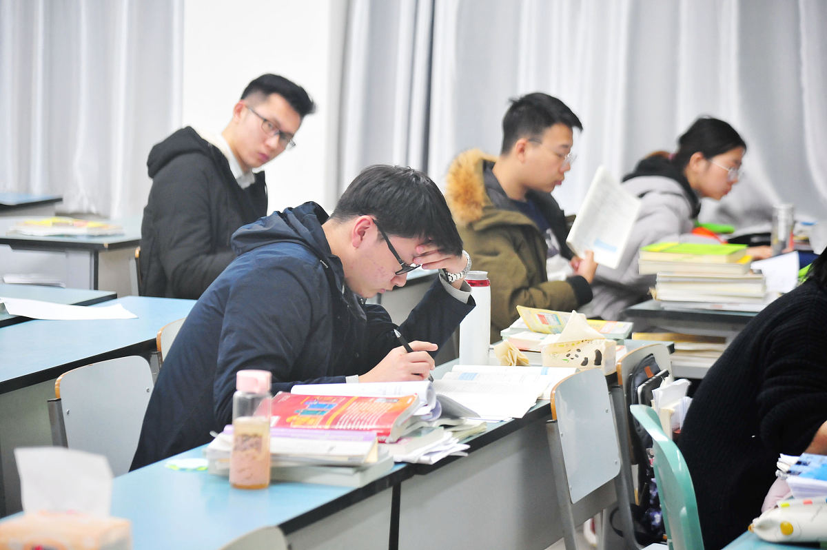 2018年12月11日,倒计时10天,青岛高校考研生做最后冲刺,图书馆内考生