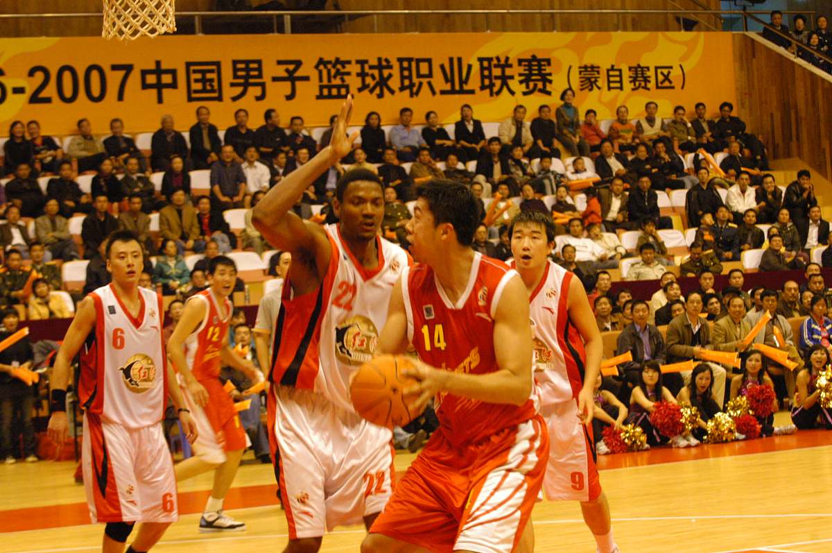 广西大学篮球队力克华中科大，书写校园篮球新篇章