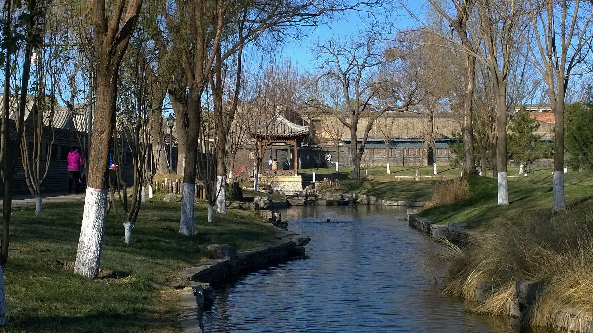 写一首有三节的押韵歌词每一节都以你一句春不晚我来到真江南开头句子或三字、或五字要长短交错要押韵