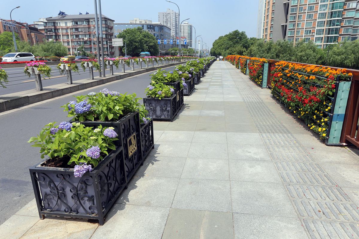 济南创高户外金属花箱篇品类多样库存充足这款金属花箱容量大高颜值具有出色的耐用性和抗腐蚀放在户外抗日晒雨淋耐高温照射久放不褪色不开裂花箱可用于道路隔断护栏户外造景提升城市美化度成为道路上的焦点有关道路花箱的文案