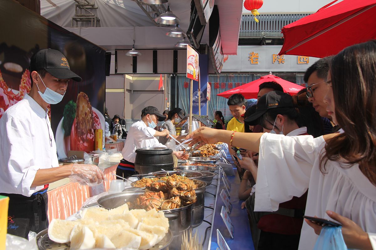 麻辣烫直播：美食家品鉴，现场制作，观众互动
