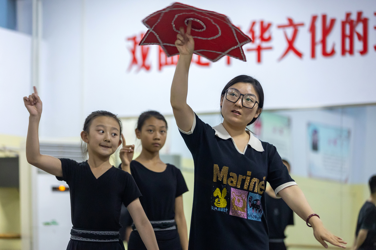 保定艺术学校适合小学生学习吗？艺术培养的建议