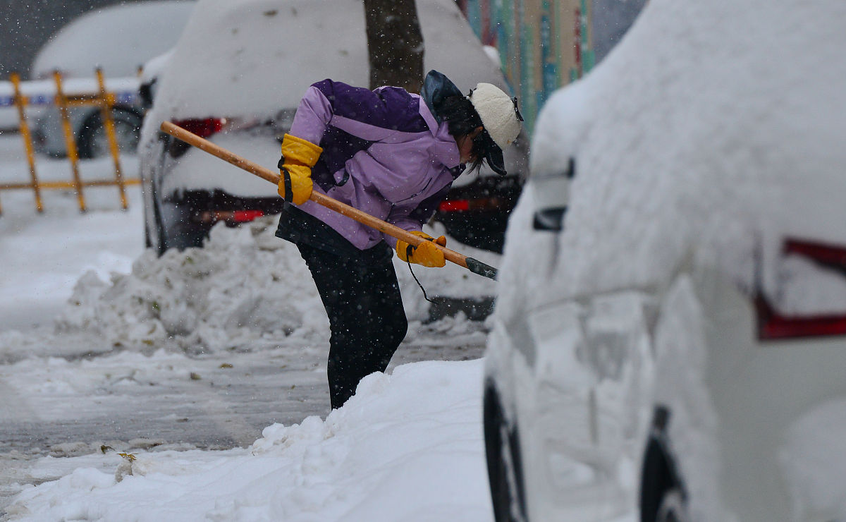 附近的吹雪工：寒冷早晨的温暖奉献