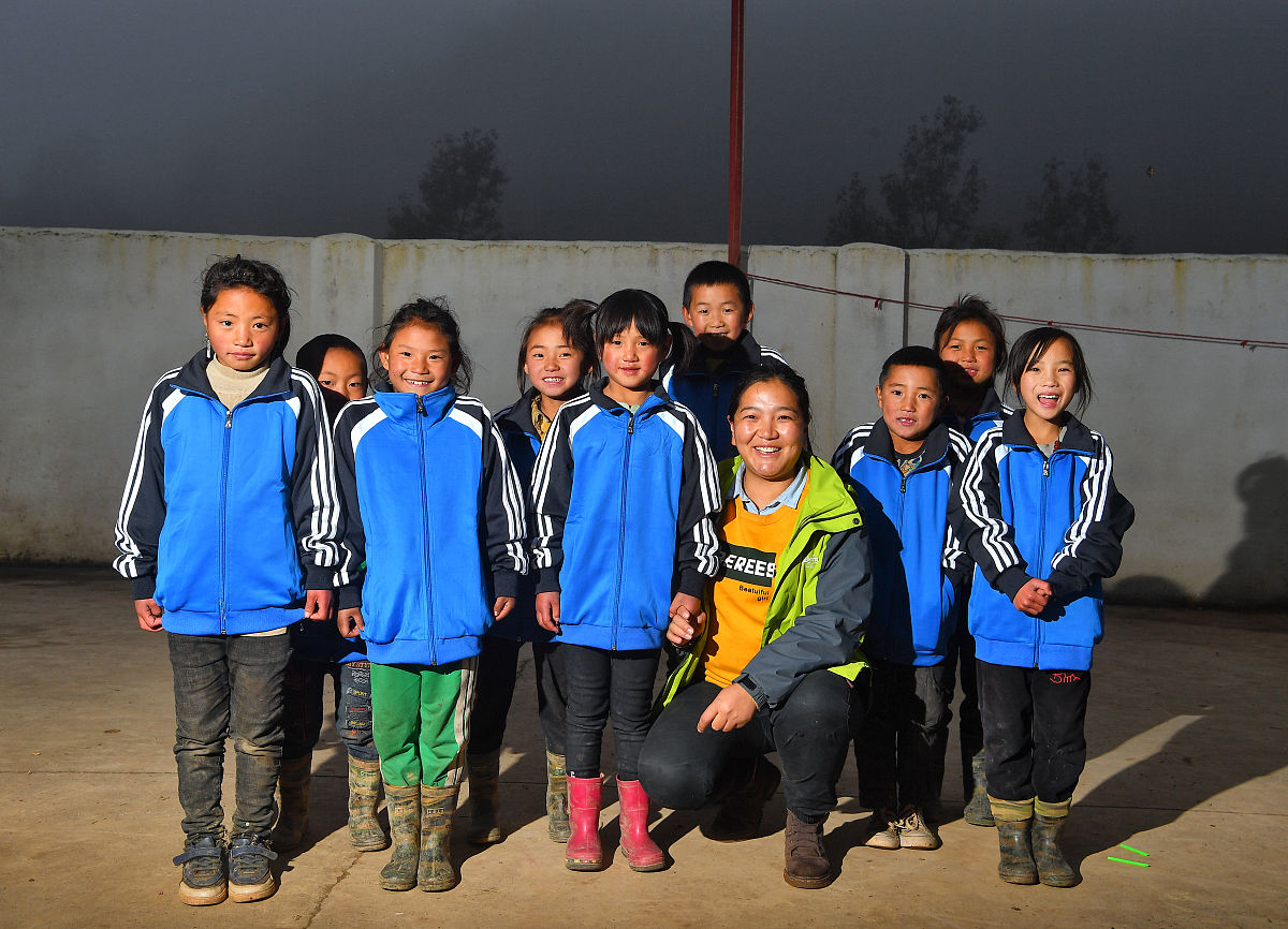 2021年1月13日,四川凉山,这是杨卓玛跟当年幼儿园的小朋友再次合影,很