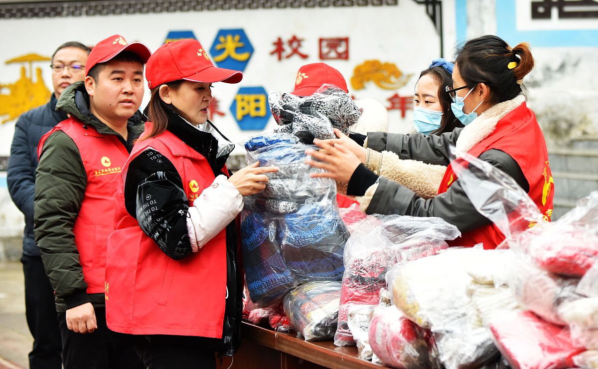 2021年12月24日,重庆市酉阳土家族苗族自治县"冬日针爱"走进该县花田