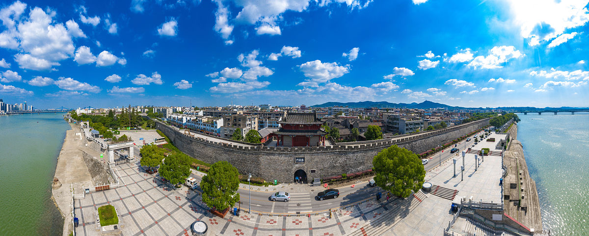 2020年9月1日,湖北襄阳迎来晴好天气,城市天际线与蓝天白云构成了一幅