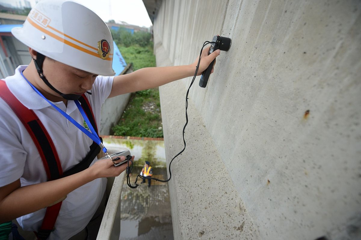 请对土木工程专业论文《 黄石道路桥梁施工中混凝土裂缝的成因及应对分析》的5 混凝土裂缝的监测与评估51 监测方法进行写作 保证其内容合理性不要乱写：