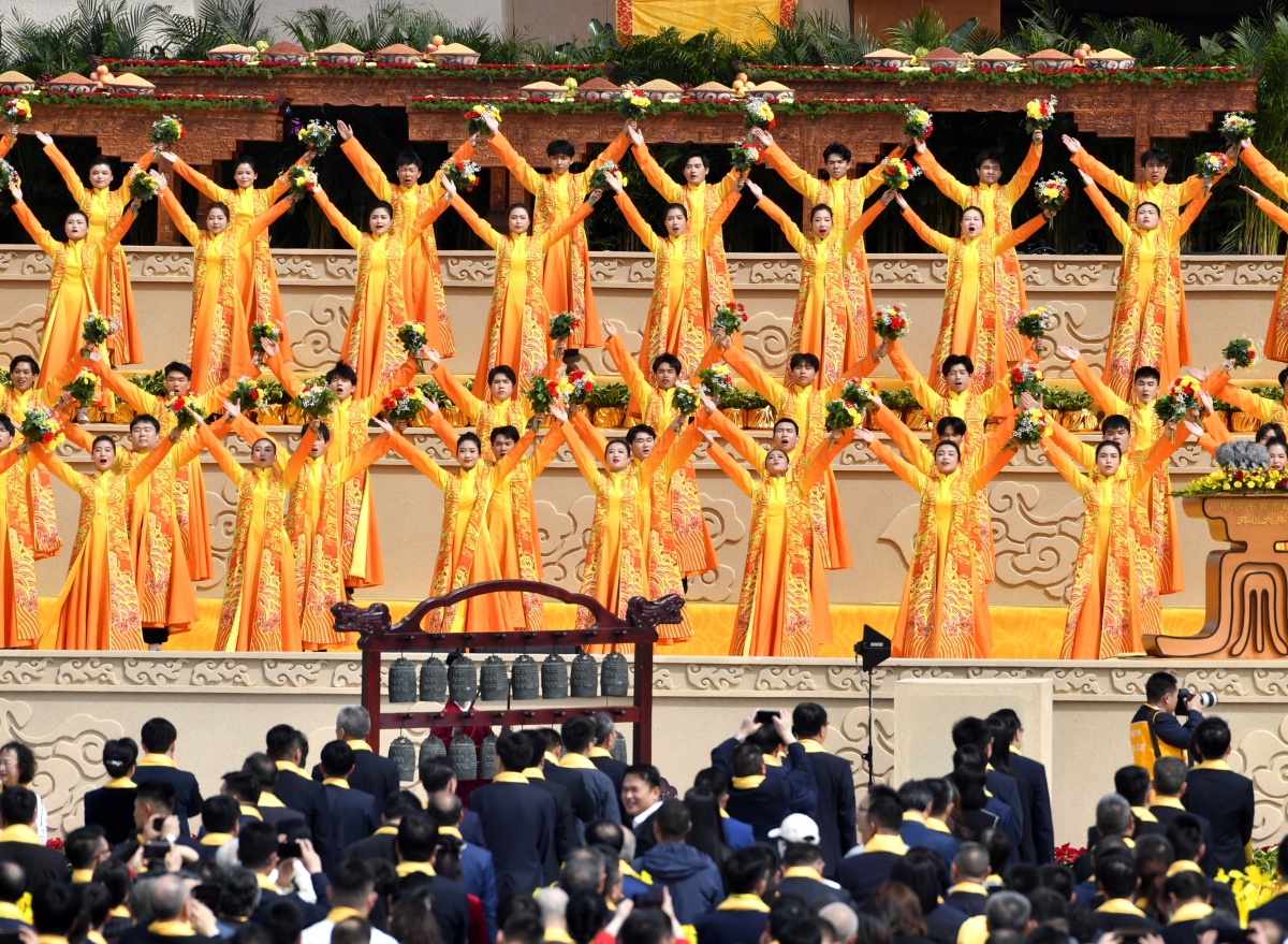 祭祖仪式上,香烟缭绕,每个人都在默默祈祷,希望先祖保佑家人平安,国家