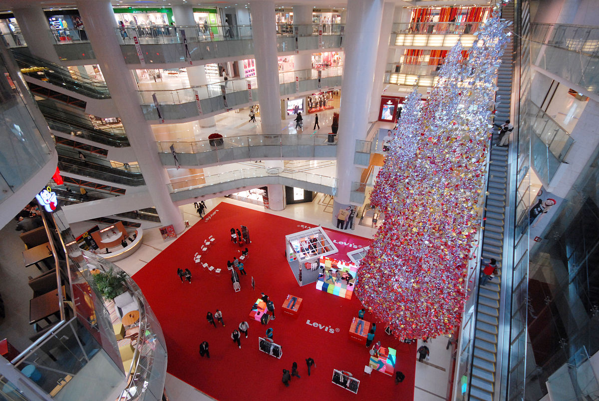 2008年4月11日,新开张不久的北京西单大悦城,大部分商品品牌店铺已经