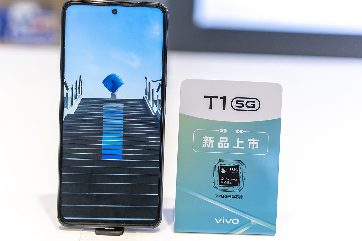 2021年11月17日,浙江绍兴,vivo t1手机在线下实体店上架.