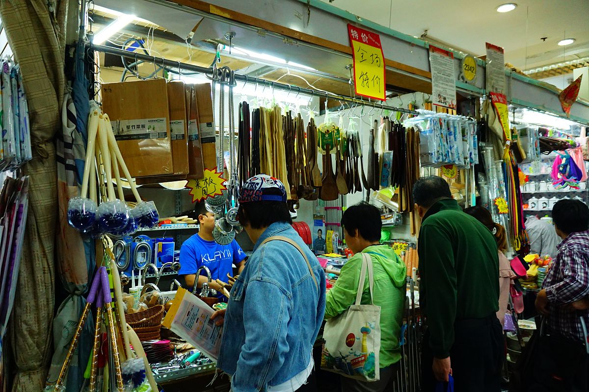 2018年9月26日,北京,正在官园批发市场进行最后抢购的市民们.