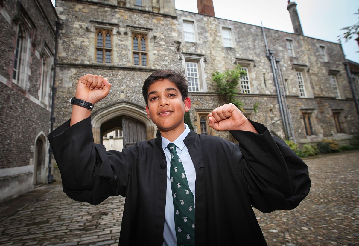 举最喜欢的人和最坏的人是两个人但气质相似的例子 比如两个胡子叔一个令人喜欢另一个令人反感