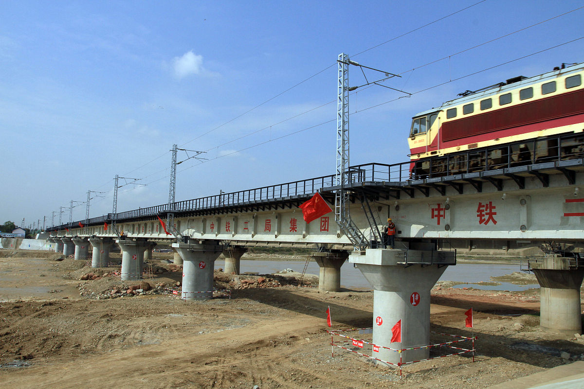 2010年10月12日,经过50多天紧张的抢建,在先后进行拆除残桥,巧建墩台