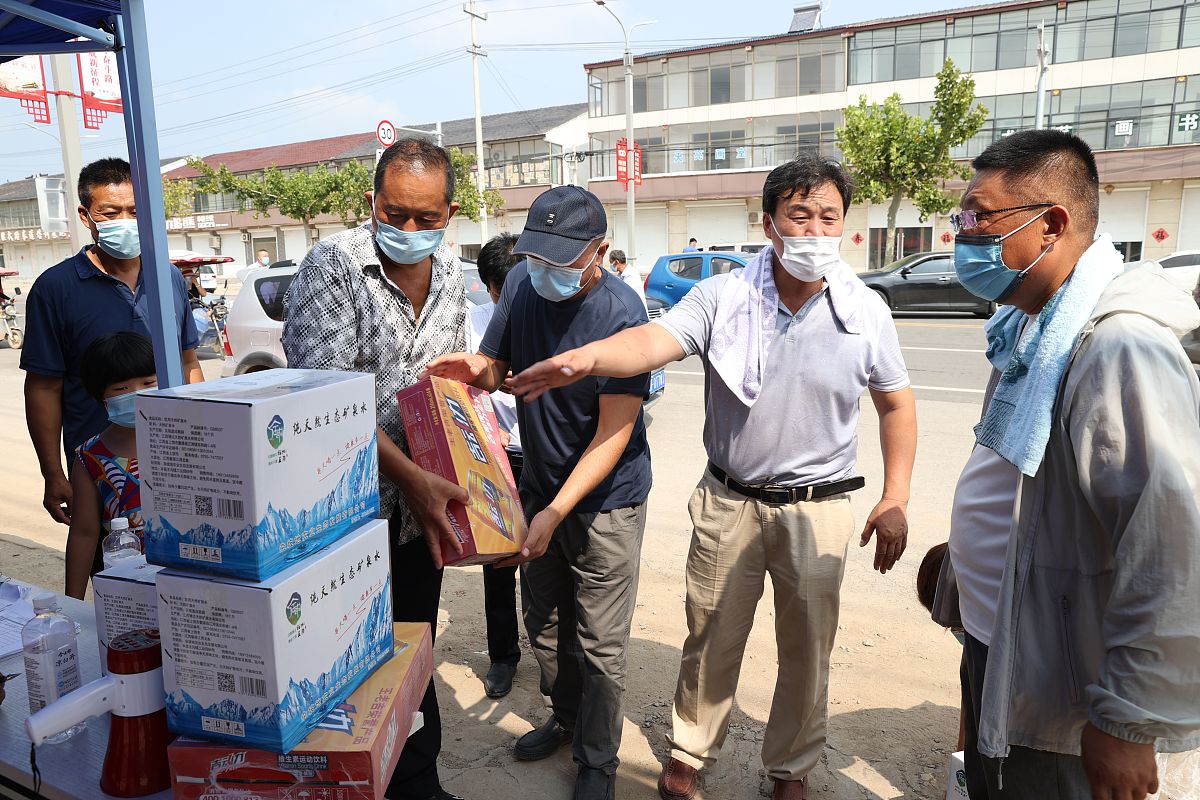 请帮我以企业献爱心 慰问助午收为题写一份朋友圈简短文字抬头