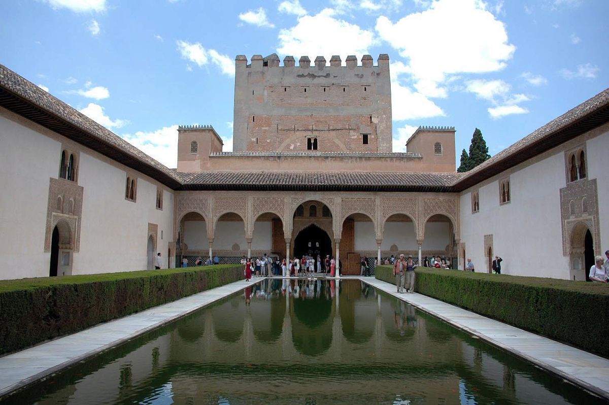 西班牙格拉纳达城阿尔罕布拉宫(the alhambra palace ),这里是摩尔式