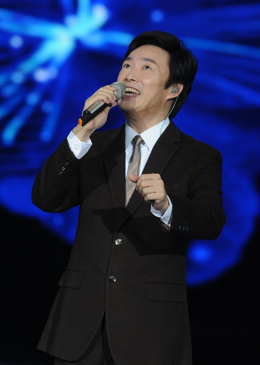 费玉清一直以来都是我们心目中的音乐偶像他的歌声深深地触动了无数人的心灵。然而当听到他的病情严重时我们都感到非常担心和难过。换句话表达