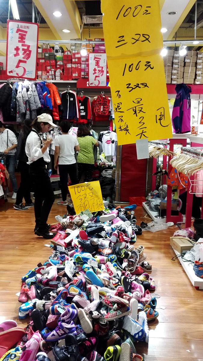 2018年9月26日,北京西城官园批发市场闭市前几天,商家大幅打折甩货,购