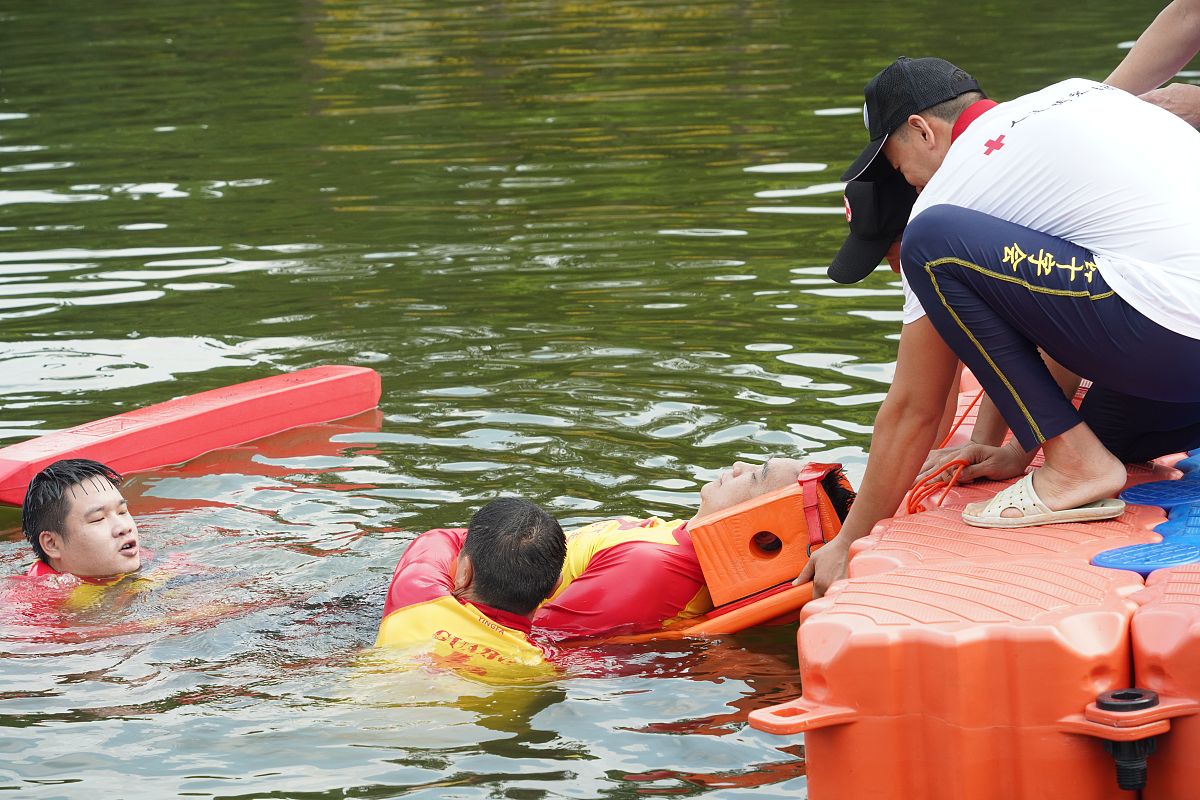朋友落水惊魂记：湖边意外与生命感悟
