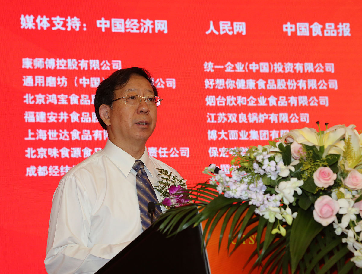 帮我换一种表达方式：国内学者对新公共服务理论的研究始于2002年。当时刘俊生在《中国行政管理》杂志上发表了题为《新公共服务：服务而不是掌舵》的译文将新公共服务理论引入中国。