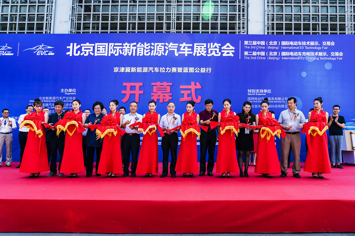 工程机械代理公司30周年庆典致辞：三十载风雨兼程，共创辉煌未来