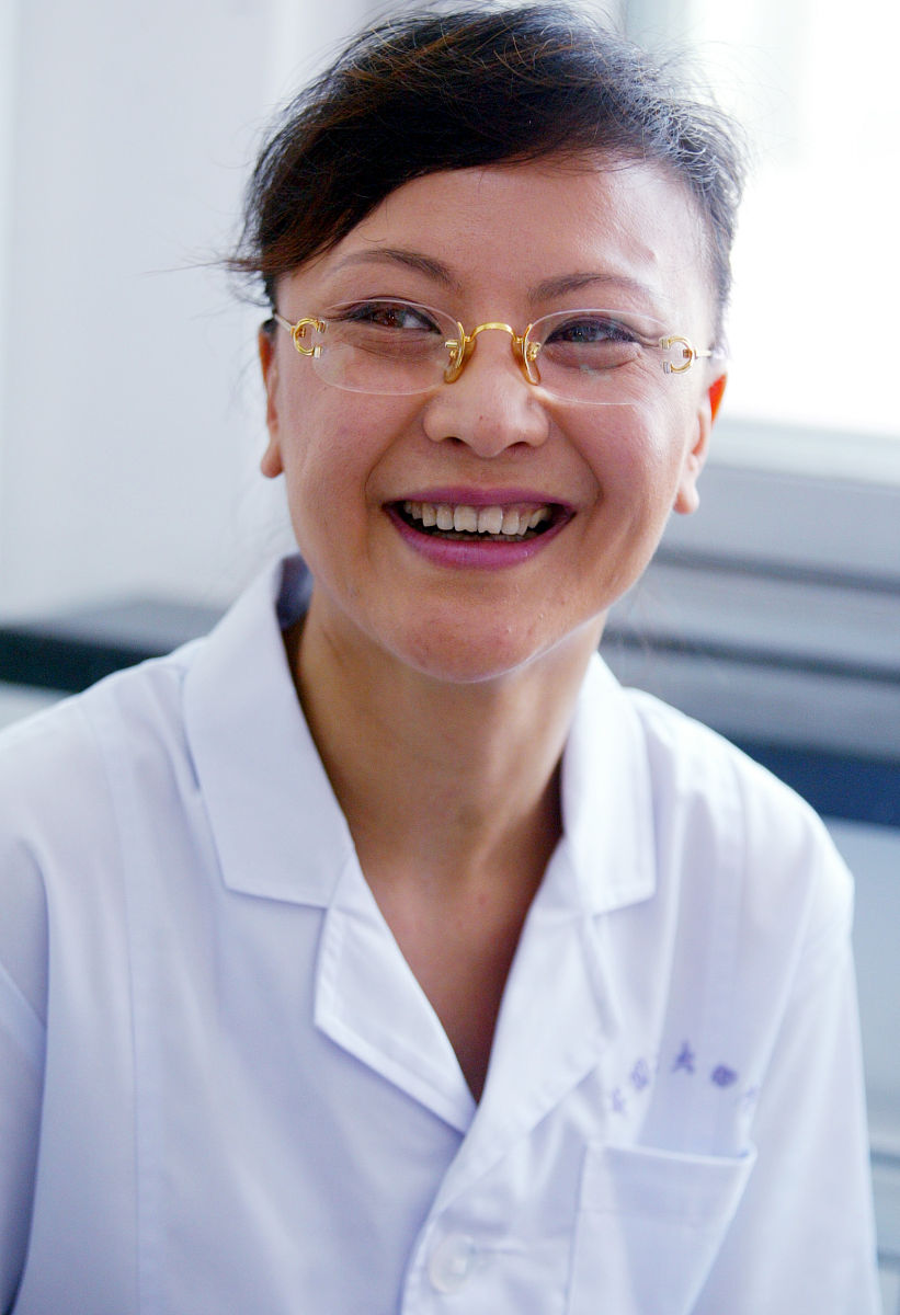 2005年6月21日,沈阳,电视电影《女刑警之叠面角色》正在紧张拍摄中.王