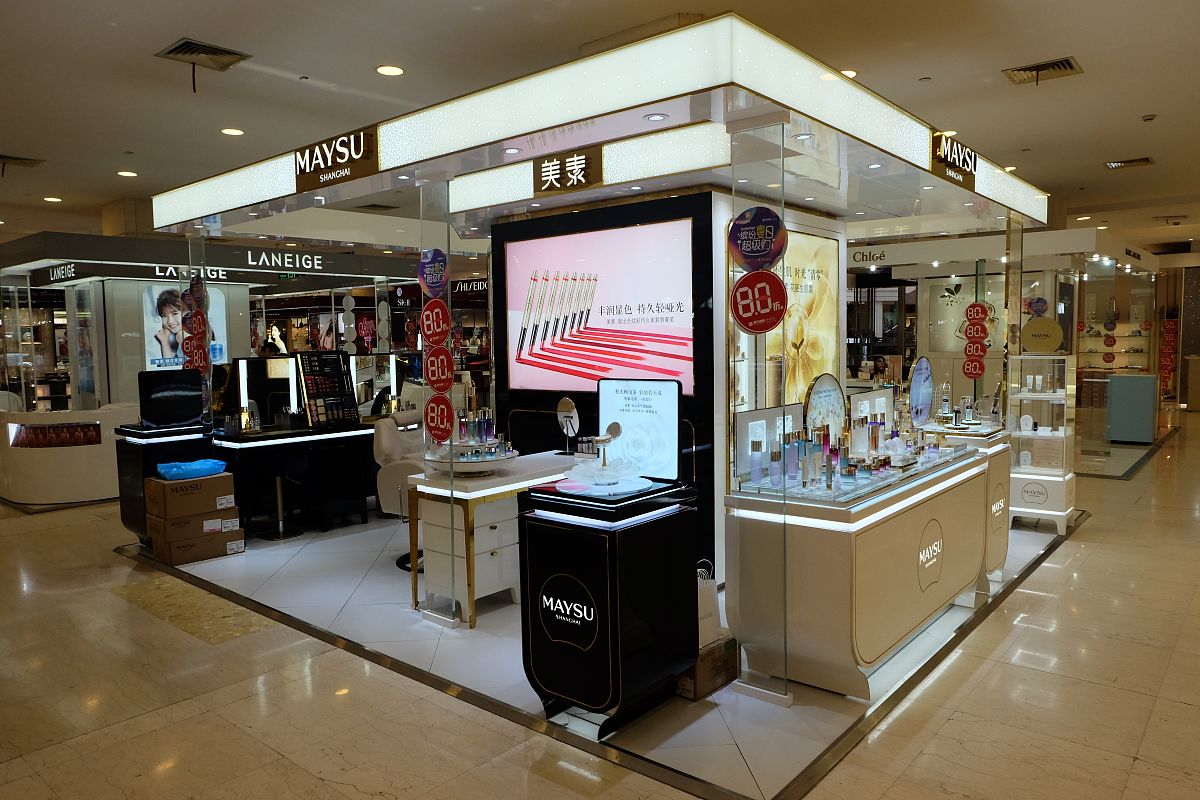 帮我取20组美妆产品的品牌名称要求如下1 必须有中文和英文两个版本并且中英文读音相近2 中文名称为两个汉字组成英文名称为一个单词3 名称简洁明了易读易写方便记忆具有独特性不跟别的品牌重名4 突显产品特性符合女性审美