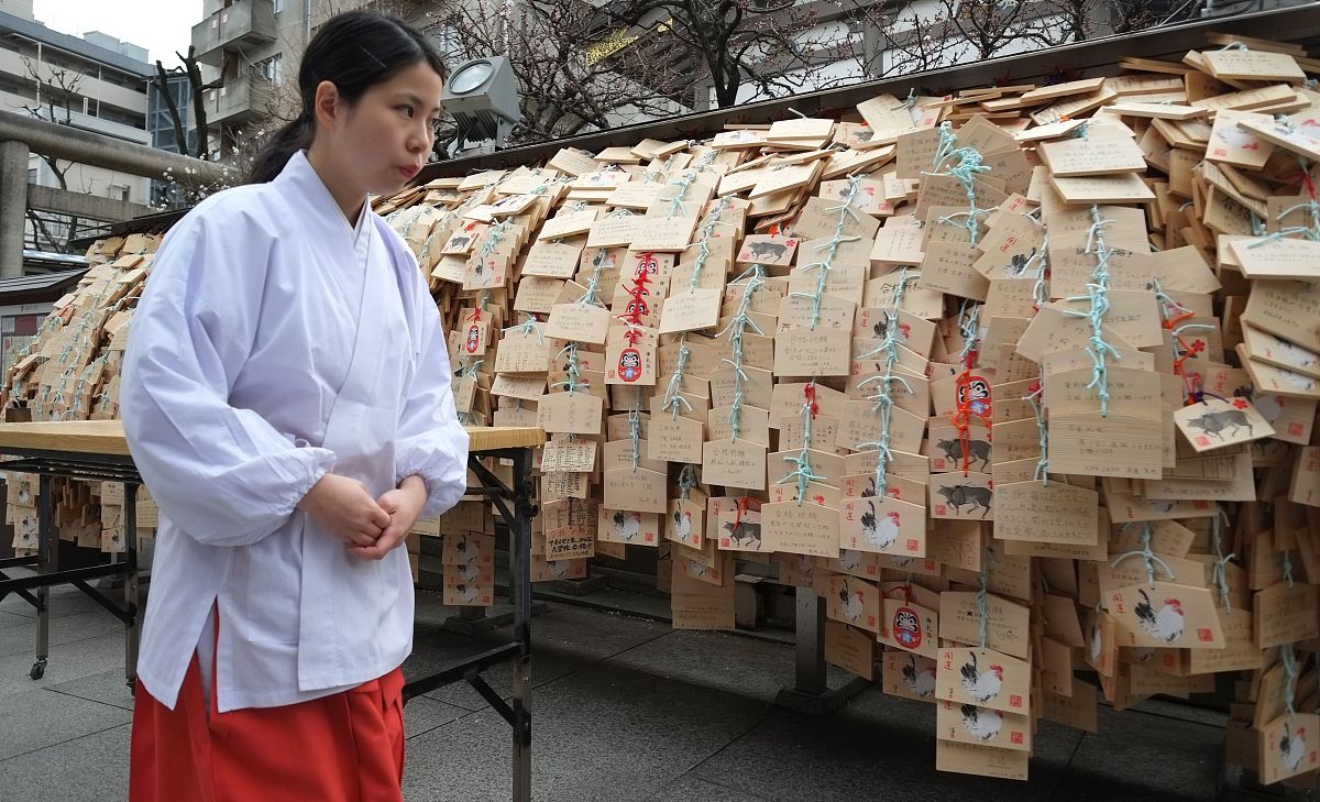 当地时间2017年2月18日,日本东京,神社挂满祷告的木牌.年度入学考试季